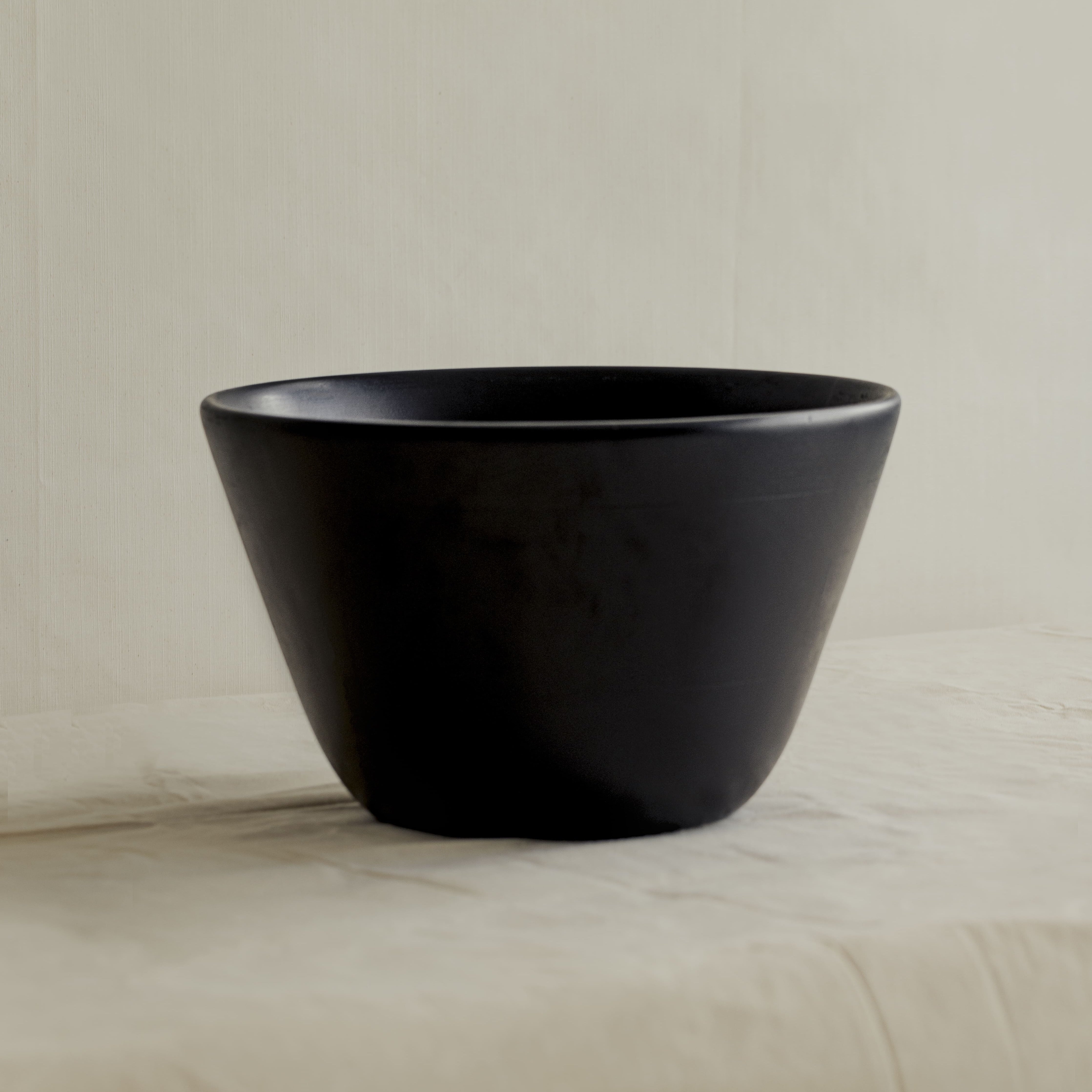 001 Large Black Mango Wood Serving Bowl