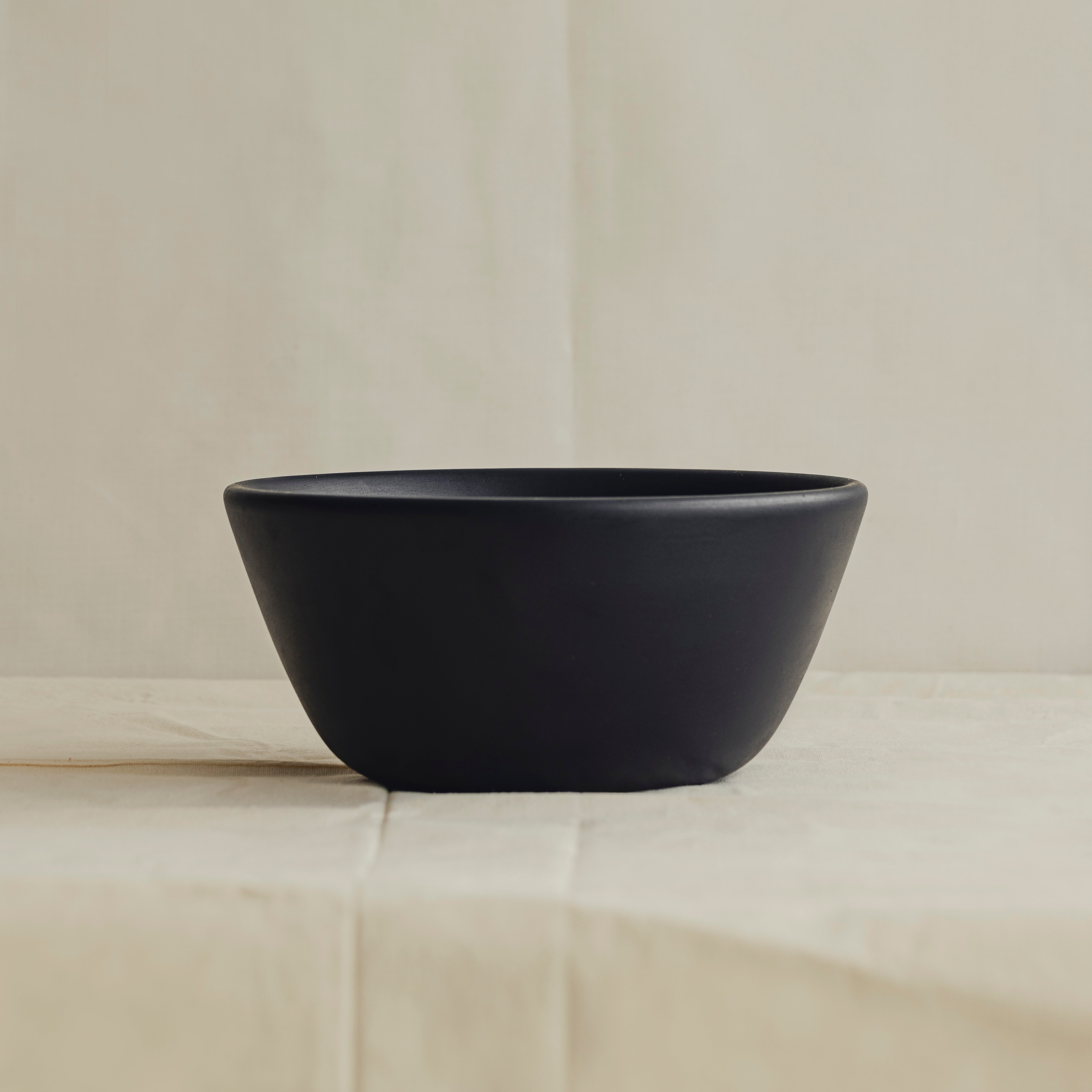 002 Medium Black Mango Wood Serving Bowl